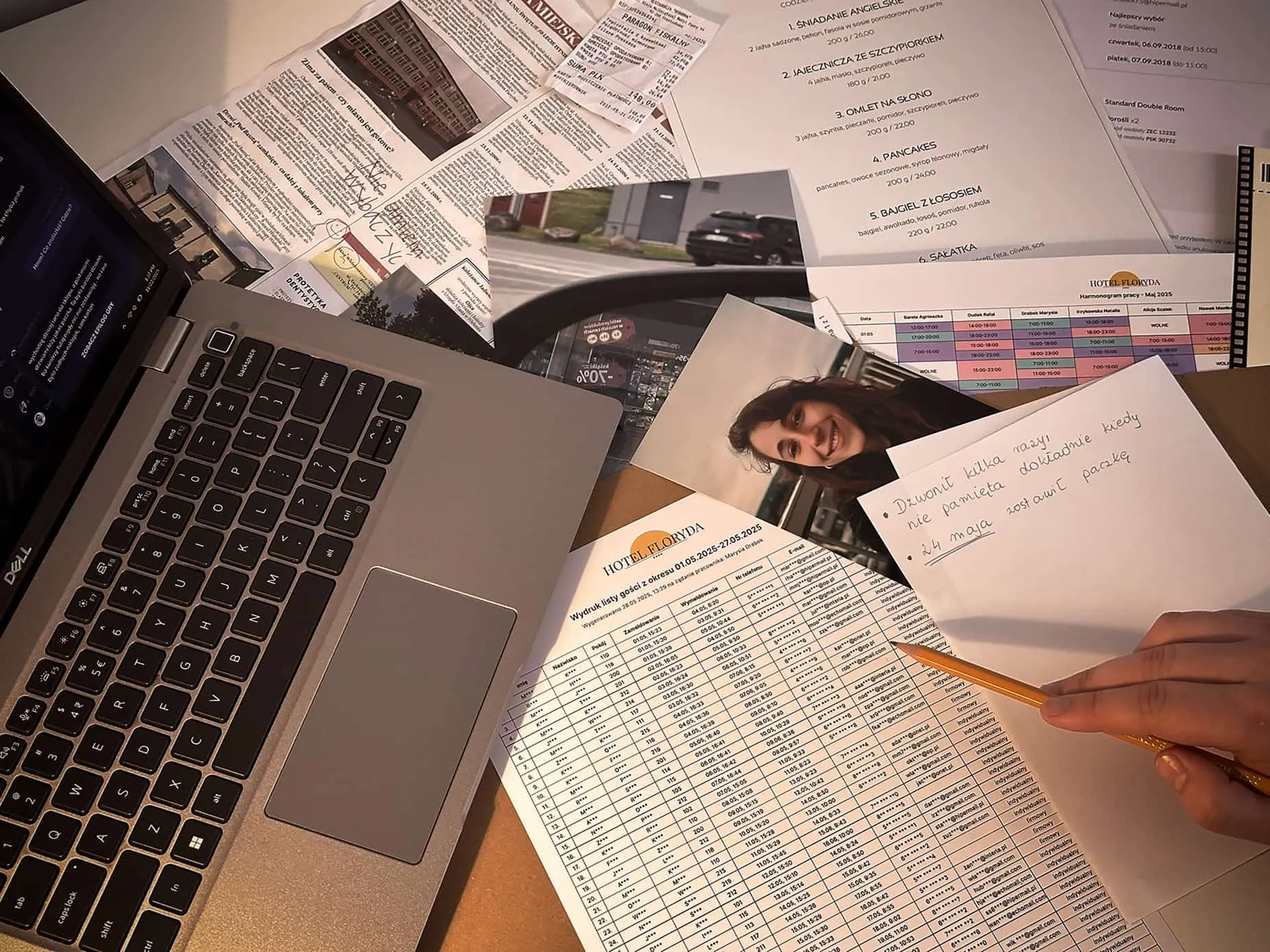 Gracz analizuje fizyczne materiały