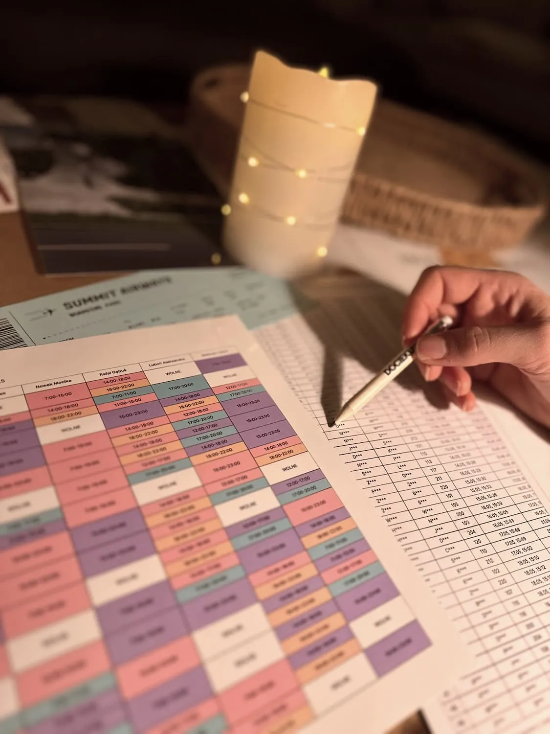 Gracz analizuje fizyczne materiały