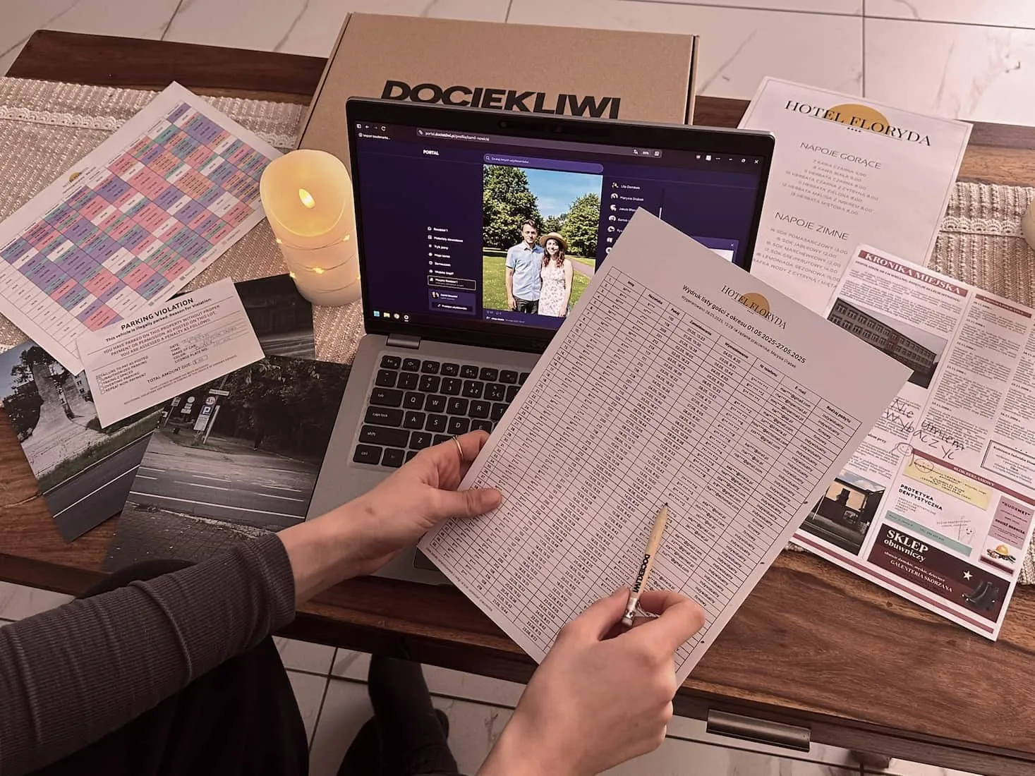 Gracz rozwiązuje zagadkę na papierze i na laptopie