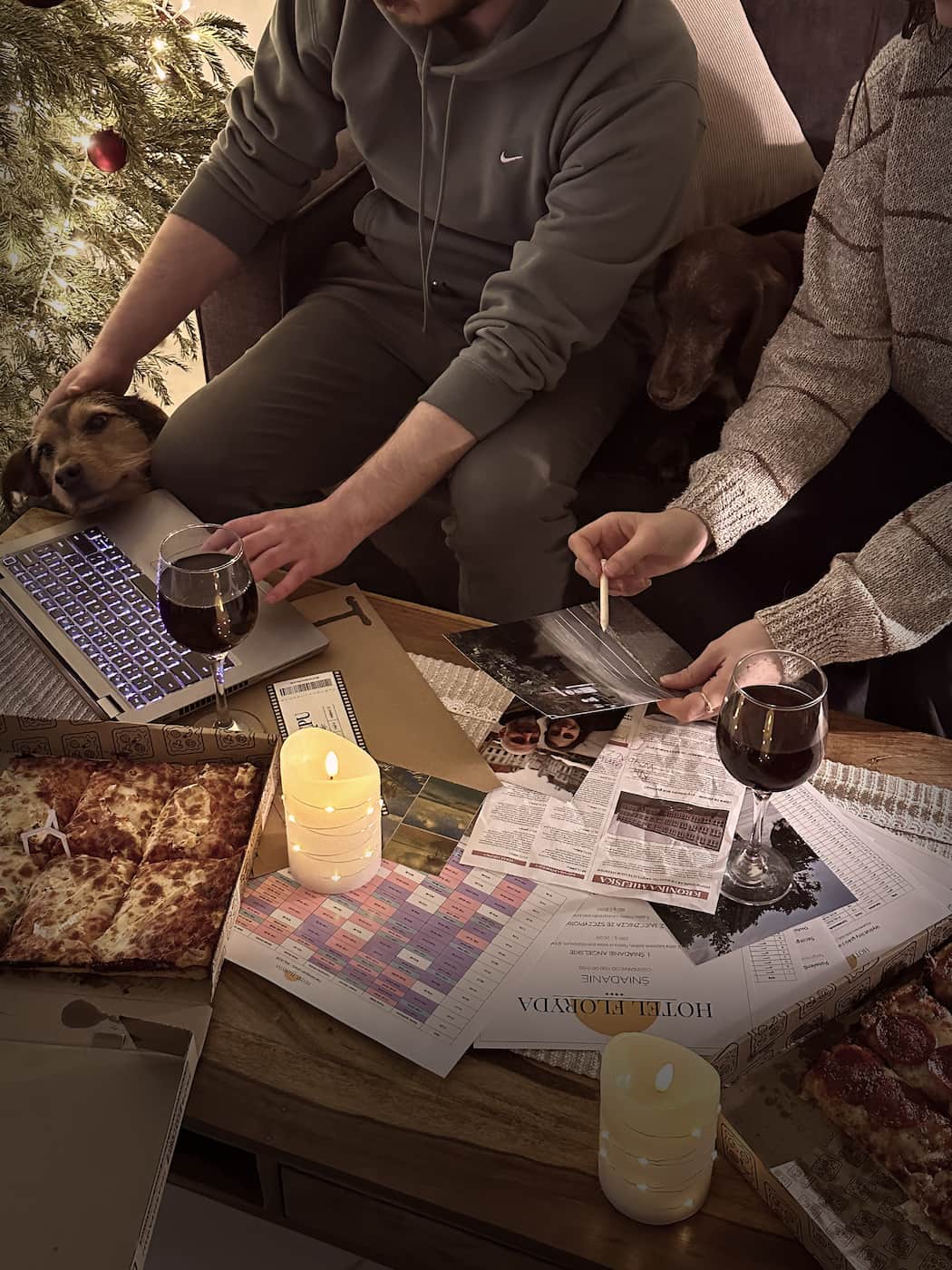 Chłopak i dziewczyna grają w DOCIEKLIWI i jedzą pizzę