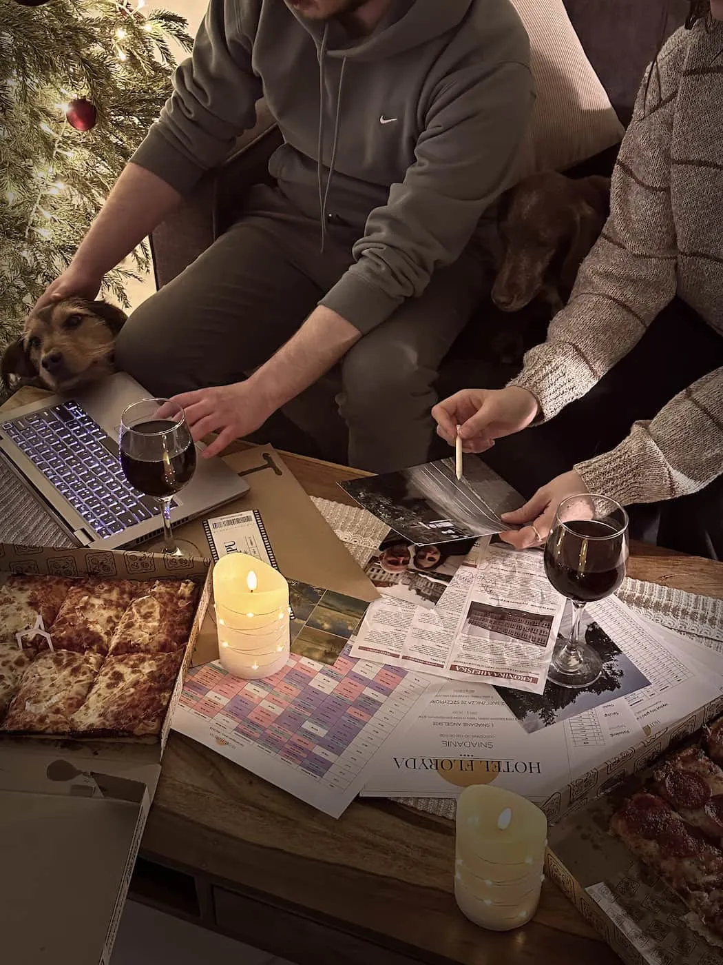 Chłopak i dziewczyna grają w DOCIEKLIWI i jedzą pizzę